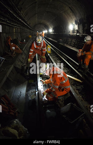 Ingenieure bereiten Ersatz Track Komponenten vor der Verwendung von Thermit Schweißen am Londoner U-Bahn Gleis, London, UK Stockfoto