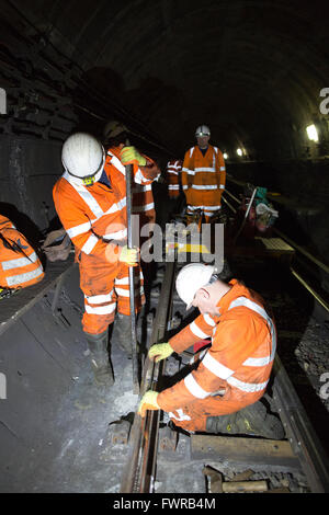 Ingenieure bereiten Ersatz Track Komponenten vor der Verwendung von Thermit Schweißen am Londoner U-Bahn Gleis, London, UK Stockfoto