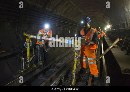 Ingenieure vorzubereiten, Ersatzkomponenten Track zu heben, vor der Verwendung von Thermit Schweißen am Londoner U-Bahn Gleis, London UK Stockfoto