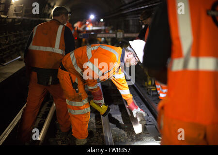 Ingenieure bereiten Ersatz Track Komponenten vor der Verwendung von Thermit Schweißen am Londoner U-Bahn Gleis, London, UK Stockfoto