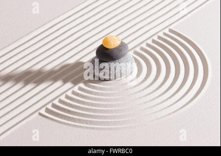 Japanische Zen Garten mit Stein in raked Sand Stockfoto