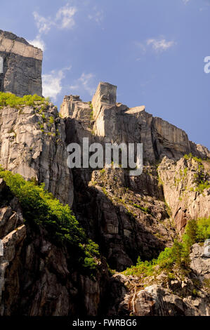 Preikestolen (Preikestolen), von unten gesehen auf dem Lysefjord. Stockfoto