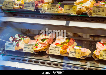 Backwaren, Kuchen und Sandwiches auf dem Display in einer Konditorei Café in der Nähe der zentralen Platz Old Town Prague, Tschechische Republik Stockfoto