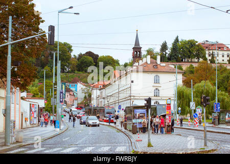 Prag, Tschechien - 25. August 2015: Hightech-Straßenbahnen Skoda in einer breiten Straße im Stadtteil Mala Strana Prager Altstadt Stockfoto