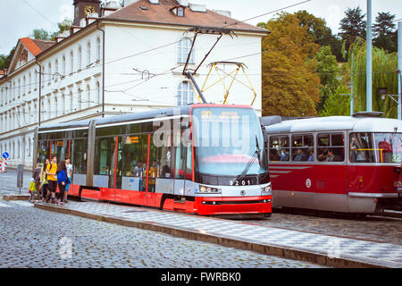 Prag, Tschechien - 25. August 2015: Hightech-Straßenbahnen Skoda in einer breiten Straße im Stadtteil Mala Strana Prager Altstadt Stockfoto