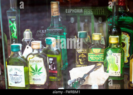 Prag, Tschechische Republik - 25. August 2015: Showcase Shop Alkohol mit Absinth und Zubehör im Stadtteil Mala Strana Prag Stockfoto