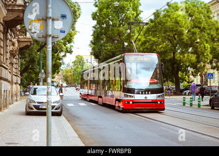 Prag, Tschechien - 25. August 2015: Hightech-Straßenbahnen Skoda auf einer breiten Straße im Bezirk Nove Mesto Prag Altstadt Stockfoto