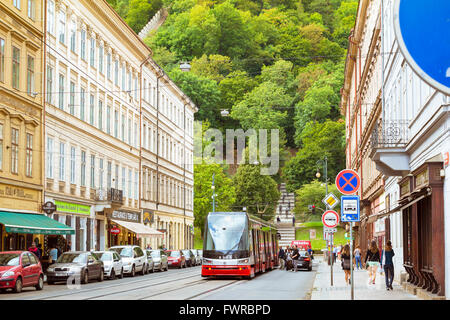 Prag, Tschechien - 25. August 2015: Hightech-Straßenbahnen Skoda auf einer breiten Straße im Bezirk Nove Mesto Prag Altstadt Stockfoto