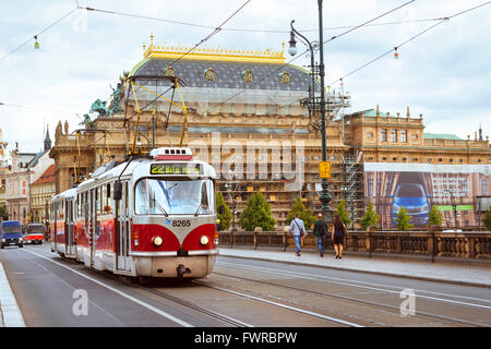 Prag, Tschechische Republik - 25. August 2015: alte Straßenbahn Skoda auf der Brücke der Legionen (die meisten Legii) im Stadtteil Strelecky Stockfoto