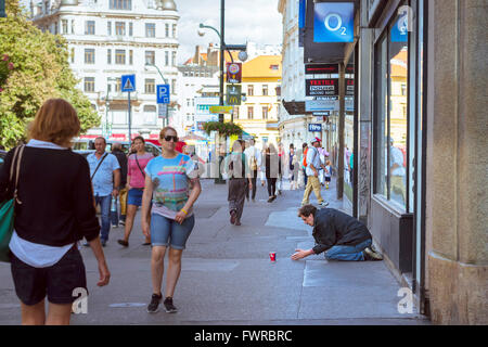 Prag, Tschechien - 25. August 2015: Obdachlose Bettler ist auf einer belebten Straße im Zentrum von Prag, Tschechien betteln Stockfoto