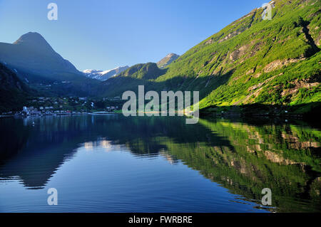 Sonnenaufgang am Mittsommertag am Geiranger Dorf, an der Spitze der Geirangerfjord. Stockfoto