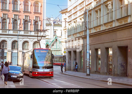 Prag, Tschechien - 25. August 2015: Hightech-Straßenbahnen Skoda auf einer breiten Straße im Bezirk Nove Mesto Prag Altstadt Stockfoto