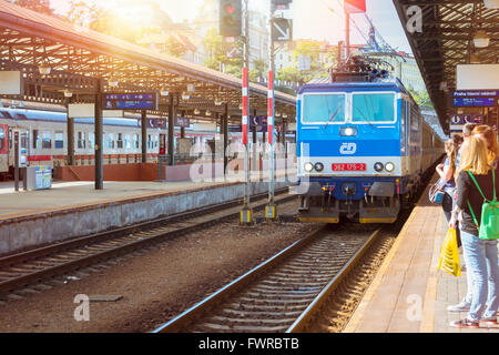 Prag, Tschechien - 26. August 2015: Passagierzug fährt vom Hauptbahnhof von Prag nach Kutna Hora Stockfoto