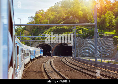 Prag, Tschechien - 26. August 2015: Passagierzug fährt vom Hauptbahnhof von Prag nach Kutna Hora Stockfoto
