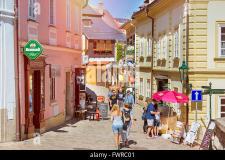 KUTNA HORA, Tschechien - 26. August 2015: Charmante Straße mit alten Malgrat in Kutna Hora, Böhmen. Tschechische Republik Stockfoto