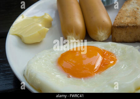 Frühstück mit Würstchen, Toast und Marmelade Stockfoto