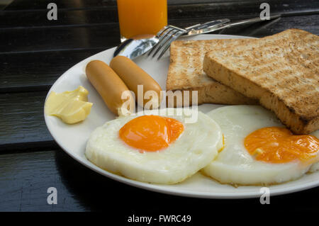 Frühstück mit Würstchen, Toast und Marmelade Stockfoto