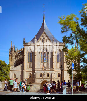 KUTNA HORA, Tschechien - 26. August 2015: Vorderansicht der gotischen Kirche - die Kathedrale von St. Barbara (Ring Svate Barbory) Stockfoto