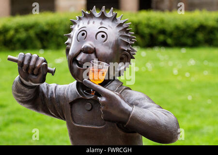 Eine Bronzestatue von der The Sunday Post Zeichentrickfigur Oor Wullie hält ein Glas Irn Bru Soda in Dundee, Großbritannien Stockfoto