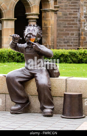 Eine Bronzestatue von der The Sunday Post Zeichentrickfigur Oor Wullie hält ein Glas Irn Bru Soda in Dundee, Großbritannien Stockfoto