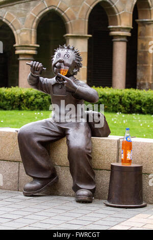 Eine Bronzestatue von der The Sunday Post Zeichentrickfigur Oor Wullie hält ein Glas Irn Bru Soda in Dundee, Großbritannien Stockfoto