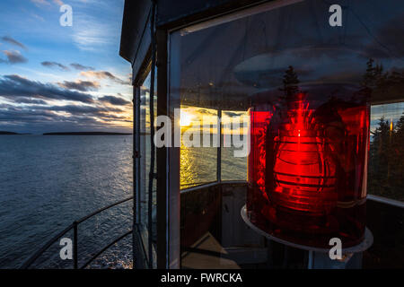 Nahaufnahme der Linse im Inneren der Bass Harbor Head Leuchtturm bei Sonnenuntergang im Acadia National Park, Mount Desert Island, Maine. Stockfoto