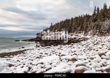 Otter Klippen gesehen aus dem Schnee bedeckt Boulder Beach im Acadia National Park, Mount Desert Island, Maine. Stockfoto