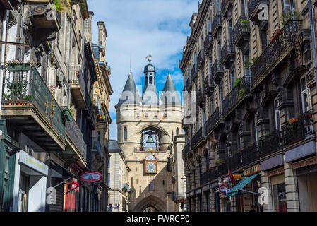 Typische Straße von Bordeaux mit Eglise Catholique Saint-Eloi Kirche im Hintergrund. Bordeaux, Aquitanien, Frankreich. Stockfoto