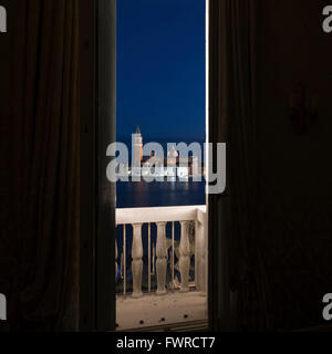 San Giorgio Maggiore, wie von einem Hotelbalkon über der Lagune von Venedig zu sehen. Stockfoto