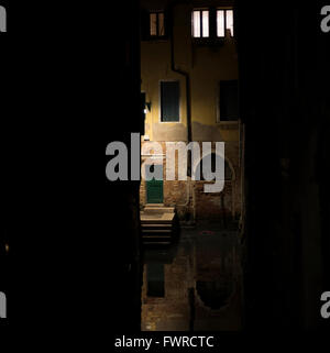 Ein Nacht-Bild von einem Seitenkanal in Venedig, Italien. Stockfoto