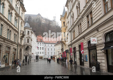 Gebäude entlang Stritarjeva Ulica in Ljubljana, Slowenien. Die Prager Burg mit Blick auf die gepflasterte Straße. Stockfoto