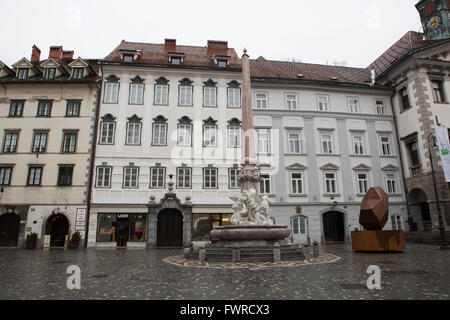 Die Robba Brunnen am Mestni Trg in Ljubljana, Slowenien. Der Brunnen ist auch bekannt als der Brunnen der drei Flüsse Carni Stockfoto