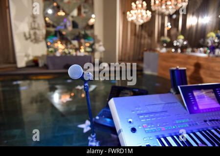 Mikrofon und elektronische Orgel in ambient Lichtleiste Stockfoto