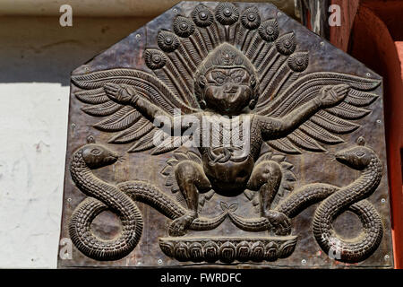 Vishnu-Narayana ruht schlafend auf die Schlange mit mehreren Windungen und Naga Köpfe werden errichtet, um den Gott zu schützen. Stockfoto