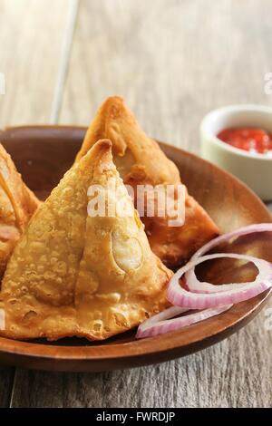 Hausgemachte Samosas - knusprig gebratene indische Snack Essen nahe Ansicht Stockfoto