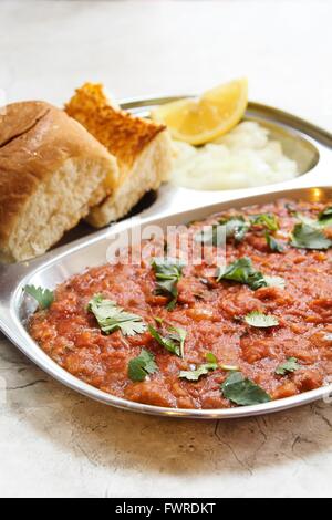 PAV Bhaji Masala Indian Street Essen auf Stahlplatte Stockfoto