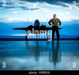 Ein US Air Force major Ethan Sabin, steht ein Pilot mit dem 31. Test und Auswertung Geschwader vor ein F-35A Stealth-Fighter Flugzeug in Mountain Home Air Force Base 19. Februar 2016 in der Nähe von Boise, Idaho. Stockfoto