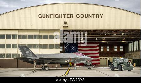 Ein US Air Force F-35 Lightening II Stealth-Kampfflugzeug mit dem 31. Test und Auswertung Geschwader ist nach den Aufhänger in Mountain Home Air Force Base 19. Februar 2016 in der Nähe von Boise, Idaho geschleppt. Stockfoto