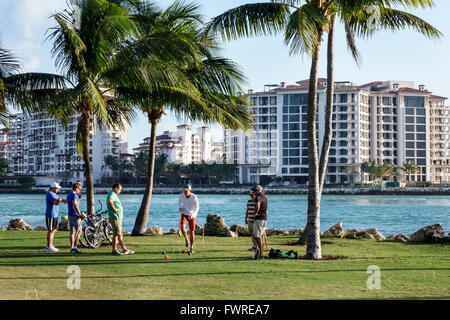 Miami Beach, Florida, Atlantik, South Pointe Park, Government Cut, Erwachsene, Erwachsene, Männer, Männer, Freunde, die spielen, Rasen Krocket, Spiel, Fisher Island, Condomin Stockfoto