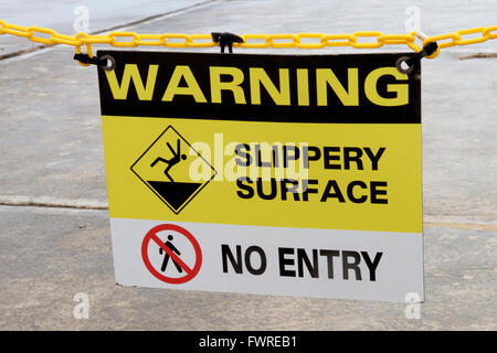 Glatte Oberfläche ohne Eintrag Warnschild, Newcastle Beach, New South Wales, Australien Stockfoto