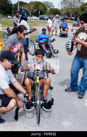 Miami Florida, Tropical Park, Paralympische Erfahrung, Sport, Freiwillige Freiwillige ehrenamtlich arbeiten Arbeiter, arbeiten zusammen helfen, H Stockfoto