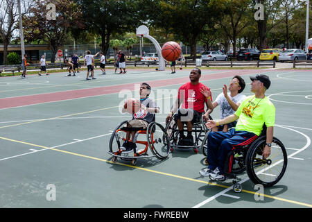 Miami Florida, Tropical Park, Paralympische Erfahrung, Sport, Freiwillige Freiwillige ehrenamtlich arbeiten Arbeiter, Teamwork arbeitet zusammen, um Hilfe zu leisten Stockfoto