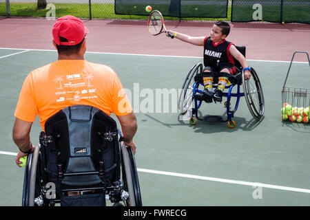 Miami Florida, Tropical Park, Paralympische Erfahrung, Sport, Freiwillige Freiwillige ehrenamtlich arbeiten Arbeiter, Teamwork arbeitet zusammen, um Hilfe zu leisten Stockfoto