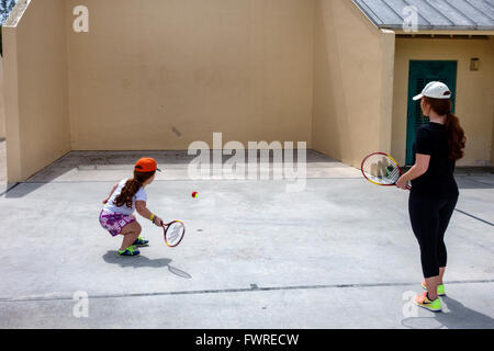 Miami Florida, Tropical Park, Paralympische Erfahrung, Sport, Freiwillige Freiwillige ehrenamtlich arbeiten Arbeiter, Teamwork arbeitet zusammen, um Hilfe zu leisten Stockfoto