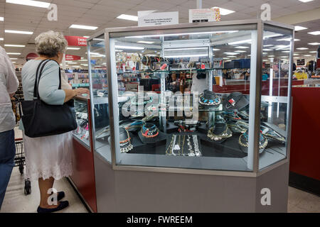 Miami Florida, Shopping Shopper Shopper Shopper Shop Shops Markt Märkte Markt Kauf Verkauf, Einzelhandel Geschäfte Business-Unternehmen, TJ Maxx, Rabatt Stockfoto