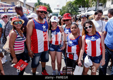 Miami Florida, Little Havana, Calle Ocho, jährliches Straßenfest, hispanische Familienfamilien Eltern Eltern Kinder, Mutter Vater, Großmutter, männlicher bo Stockfoto