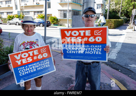 Miami Beach Florida,Primärwahl,Abstimmung,Wahl,Wahlort,Wahlkampf,Lokalausgabe,Hispanic Erwachsener,Erwachsene,Mann Männer männlich,Frau weibliche Frauen,FL1603241 Stockfoto