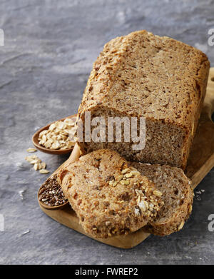 Roggen-Vollkornbrot mit Leinsamen und Haferflocken Stockfoto