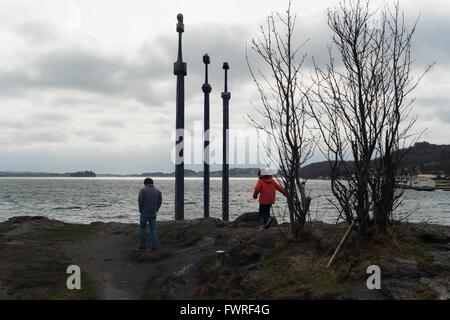 Sverd ich Fjell Schwerter in Stavanger mit jungen und Mann Stockfoto