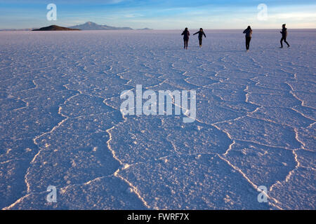 Touristen auf den Salzsee. Salar de Uyuni. Potosí-Abteilung. Bolivien Stockfoto